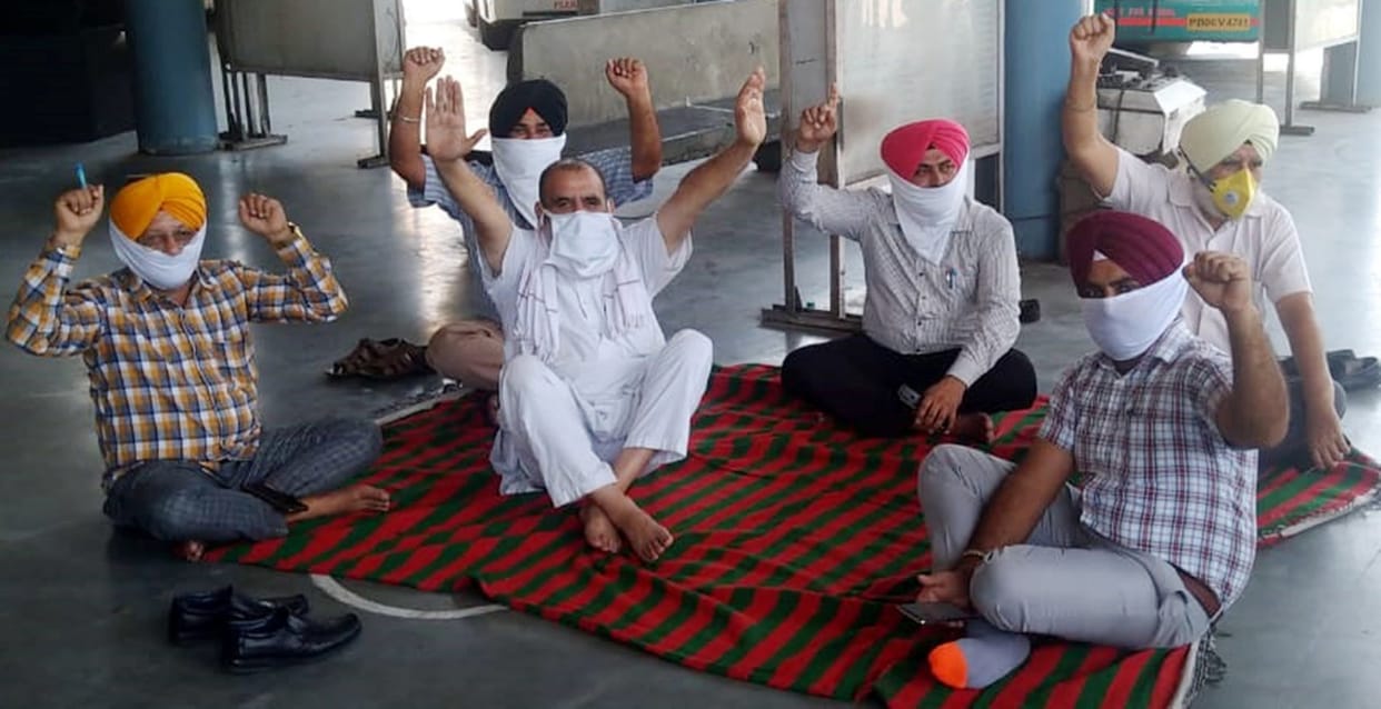 Punjab Roadways employees started hunger strike in Pathankot