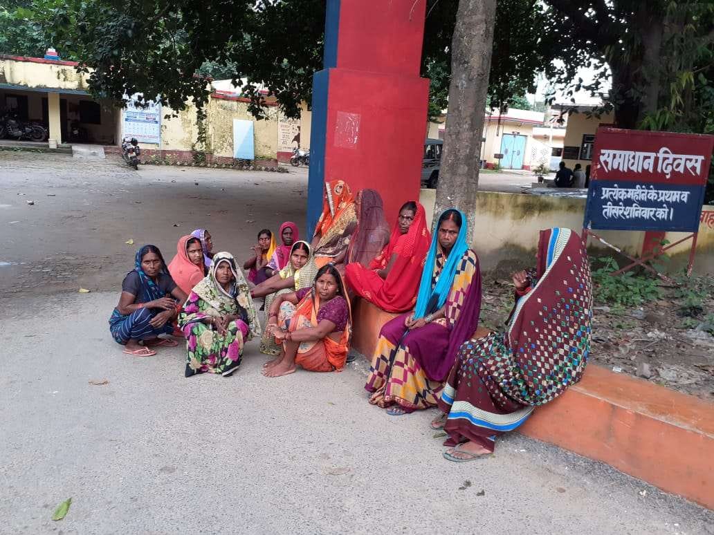 Cardholders reached the police station and demanded action against the Kotedar