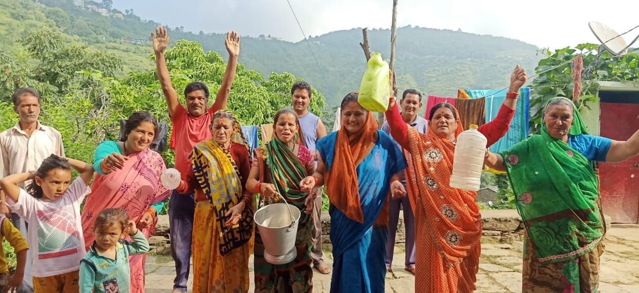 Protest against Jal Sansthan with empty utensils