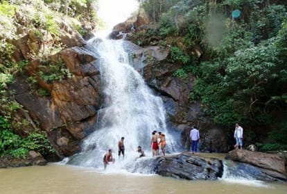 Prayagraj News: Five youths of Prayagraj who went to Rewa to celebrate the epic drowned in the waterfall, shouted when the dead body reached home allahabad