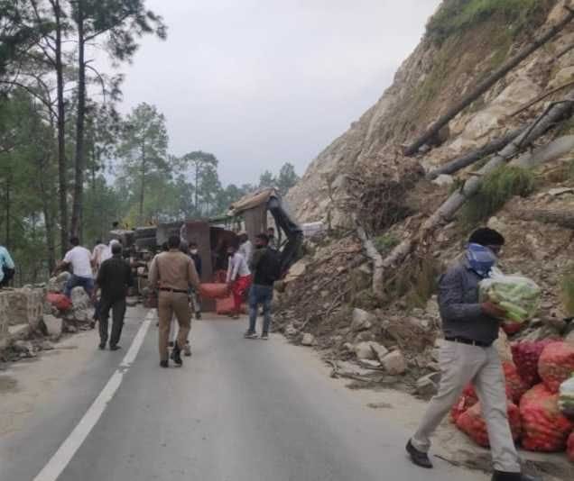 Vegetable canter overturned in Swanla, traffic remained closed for one hour