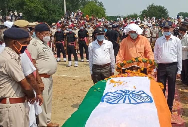 People gather in huge number during last rites of Shaheed in Charkhi Dadri