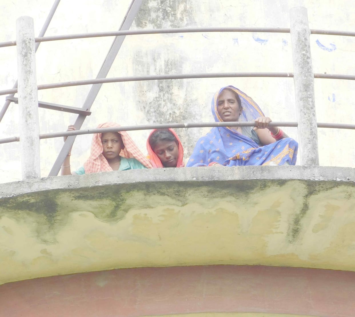 A woman climbed a tank with children to the ground