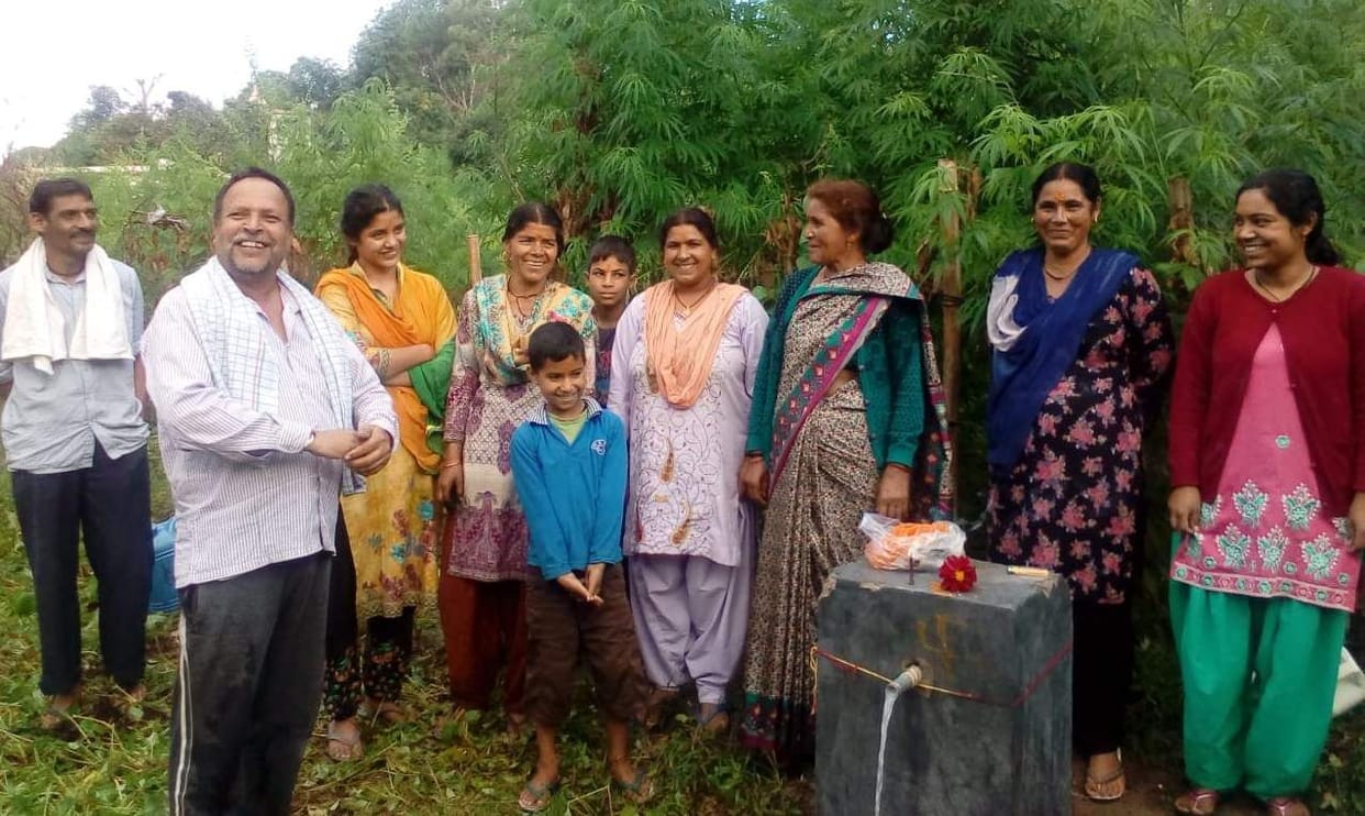 The villagers swung as soon as the water came in the taps, filled with water by worshiping