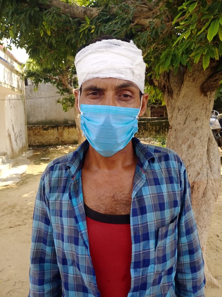 Hathras: abused the truck driver for asking him to remove the roadway, entered the house and beat him