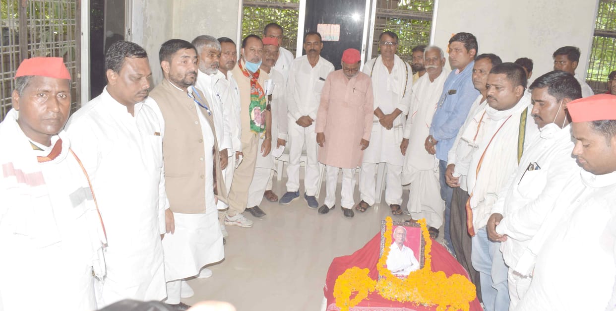 samajwadi party worker paid tribute to former MLC by holding silence