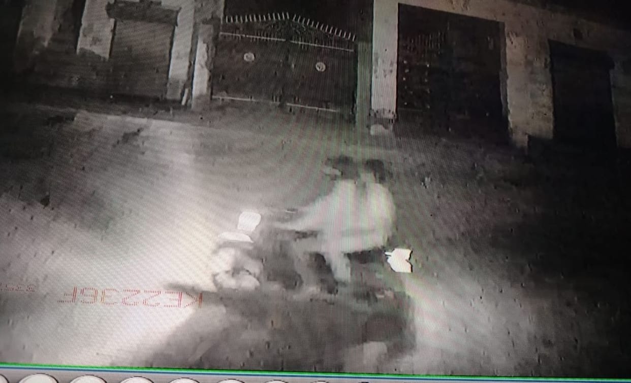 The incident in 10 seconds; Bike riders robbed 4.25 lakh from grocery dealer