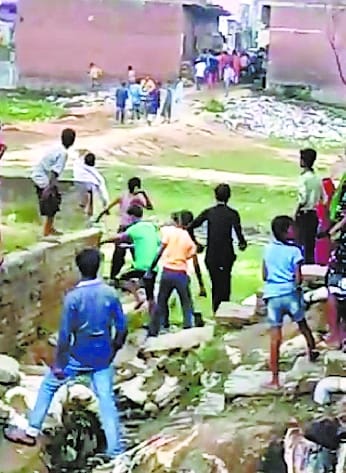 Uproar, stone pelting and firing in Jagatpur
