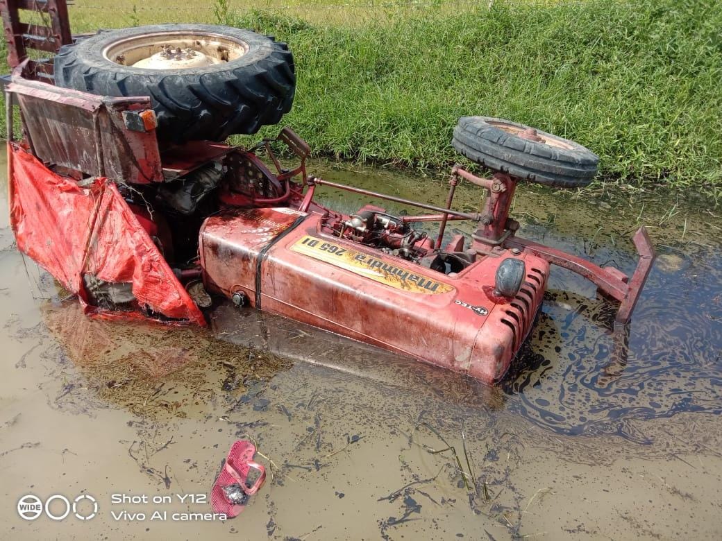 Uncontrolled tractor overturns in Jalaun, nephew dies of nephew
