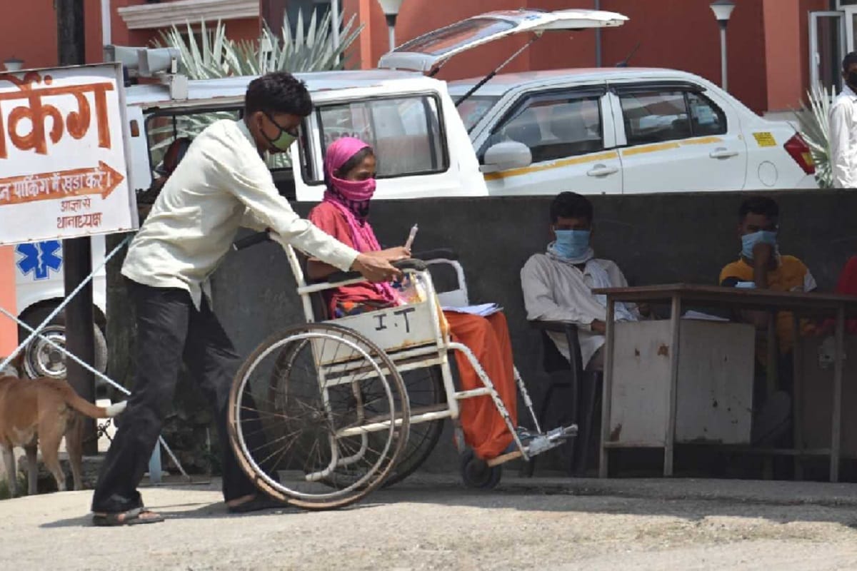 Meerut News in Hindi: Patients are not getting arrangements in the Medical College of Meerut
