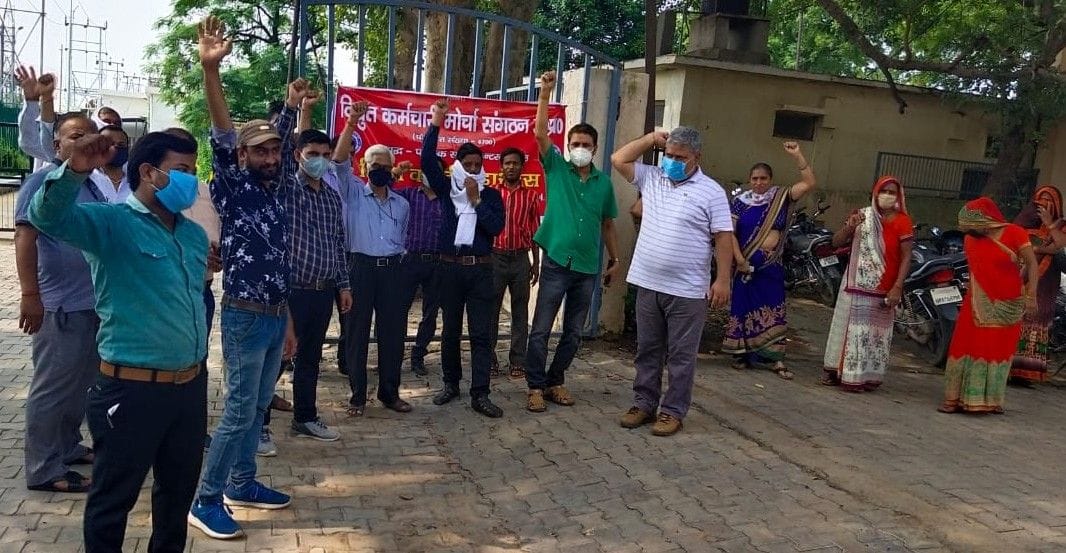 Hathras: Electricity workers again protest against privatization