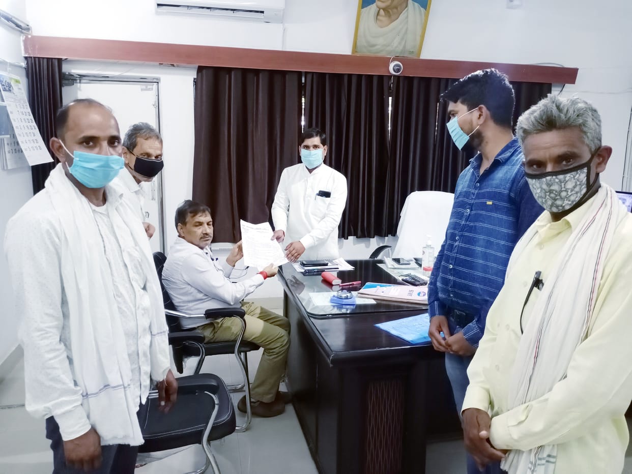 Hathras: SP handed over memorandum about various problems of farmers