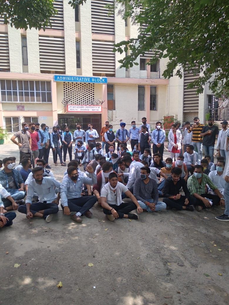 pharmacy student protest in pgi campus