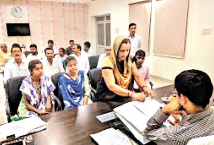disposal of public issues six districts including amethi are on top