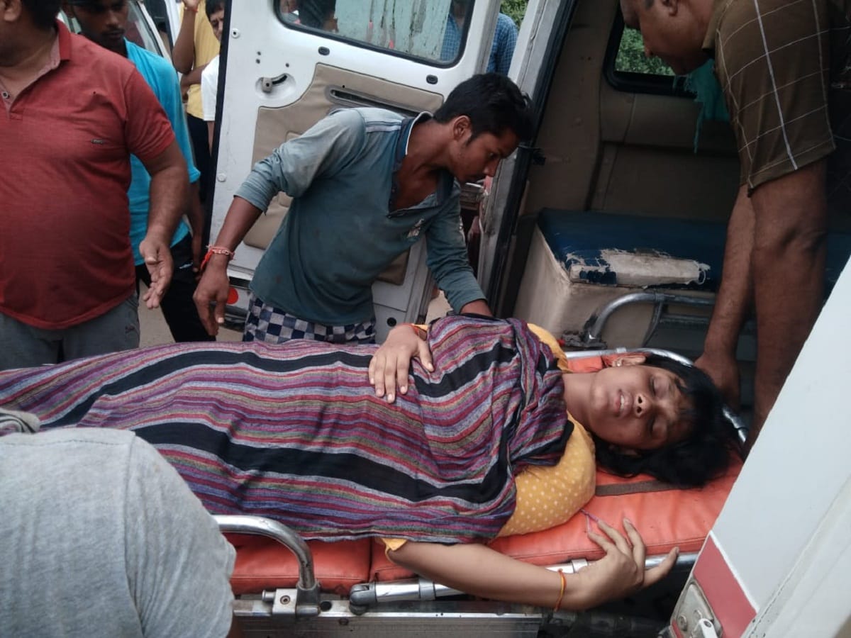 girl student seriously injured hit by tractor admitted in trauma center in varanasi