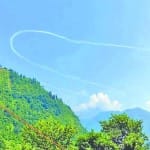 आसमान में बनी धुएं की लकीर