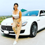 सनी लियोनी की Maserati Ghibli के साथ तस्वीर