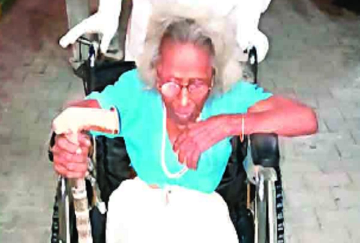 Azamgarh: 108-year-old lady defeated Corona