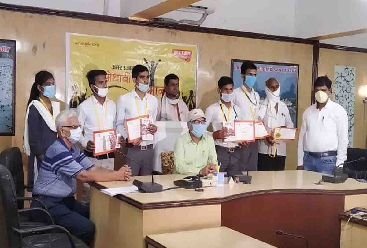 Amar Ujala: High School and Intermediate Topper Students Honored