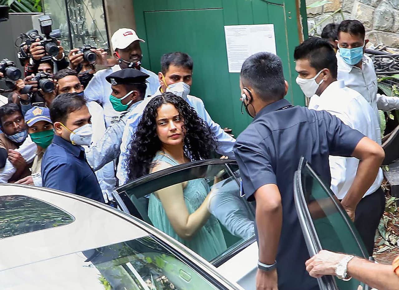 kangana ranaut controversy bmc issued notice to the housing society