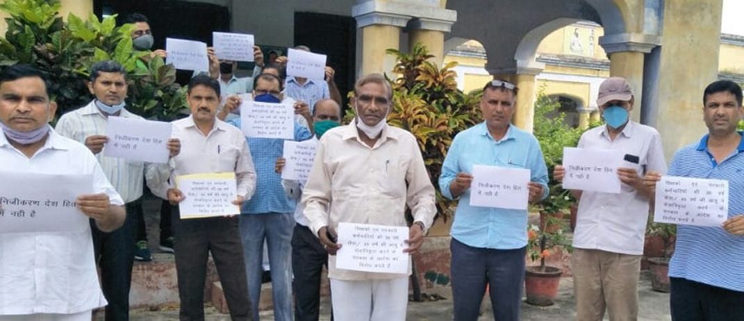Teachers oppose forced retirement