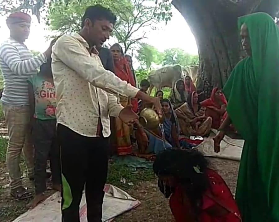 Husband given divorced  Washed vermilion of wife in sonbhadra