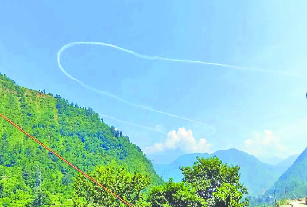 Uttarakhand: Smoke ridges made in sky near China border area