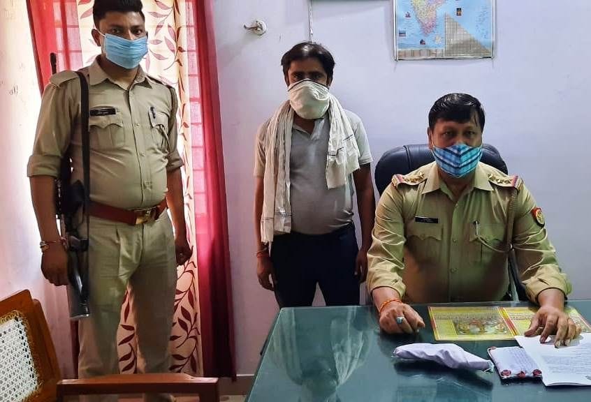 Hathras: Mobile phone looted from Barhan, youth arrested with gunman