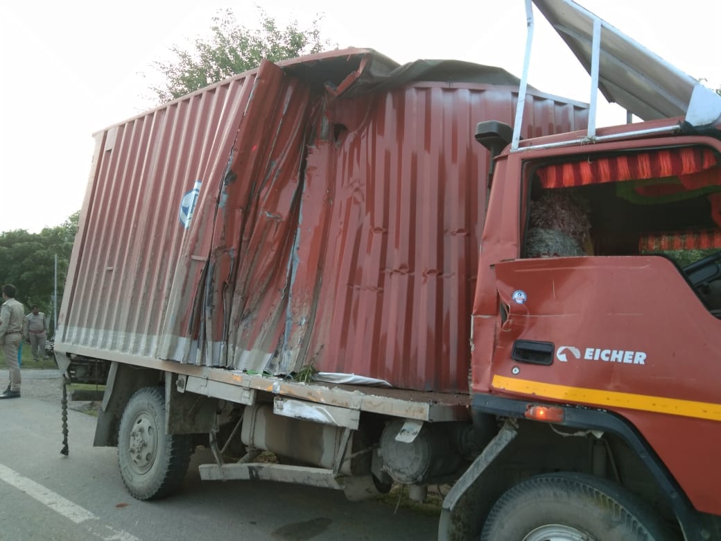 Truck collided with vehicle crashed in Jalaun, one killed