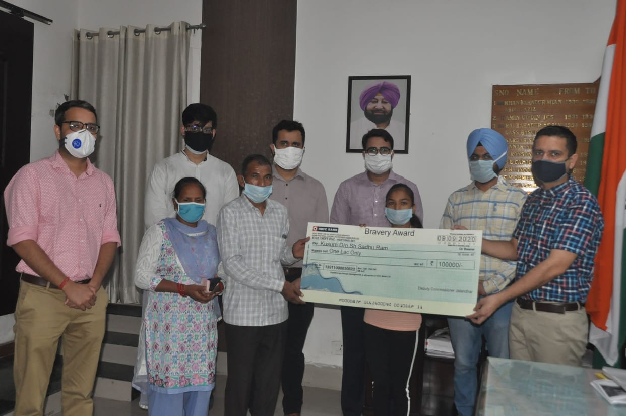 DC handed over check of one lakh to Jalandhar girl Kusum