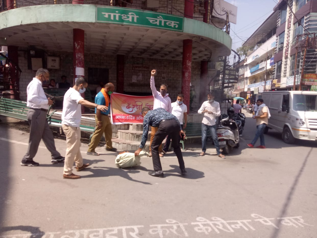 people come front to support kangane