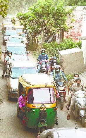One way chaupula intersection towards Rampur, huge jam in railway colony