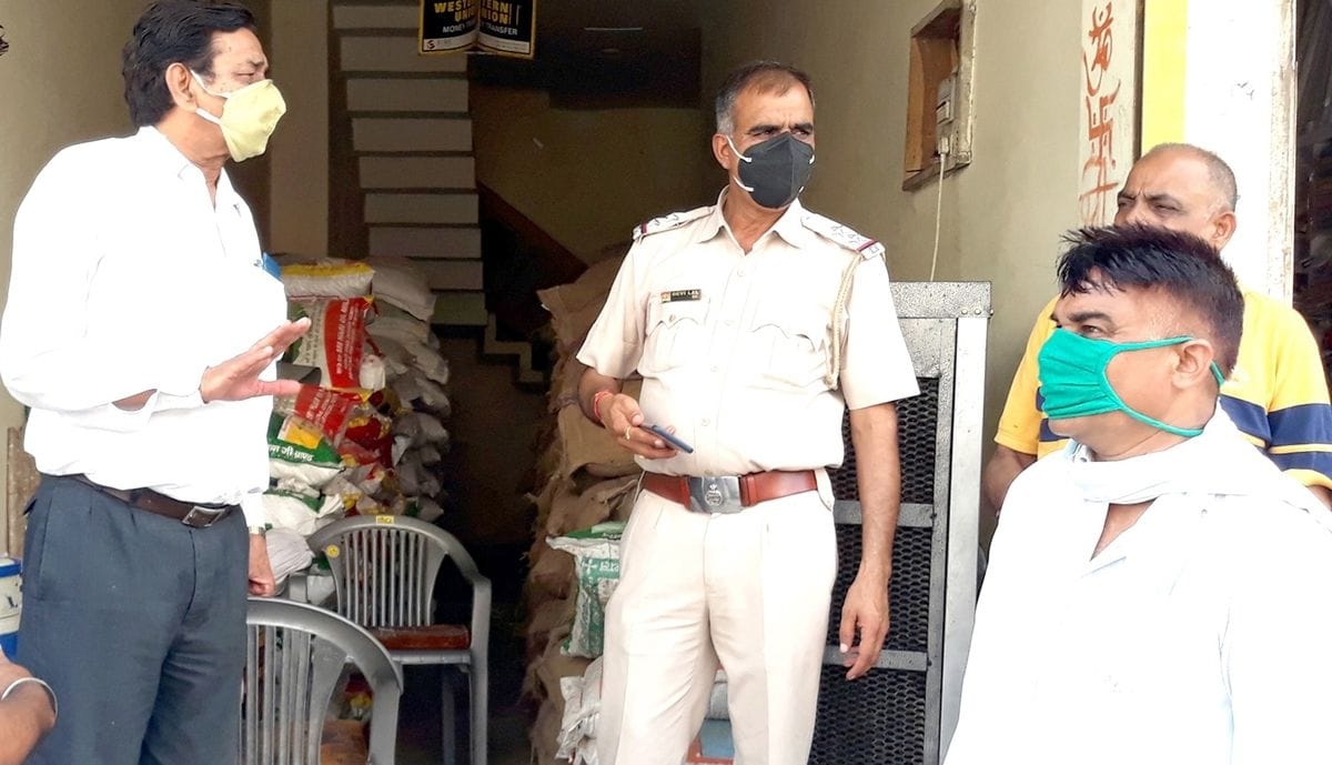 The shopkeeper went to the toilet, the thief escaped with a slap