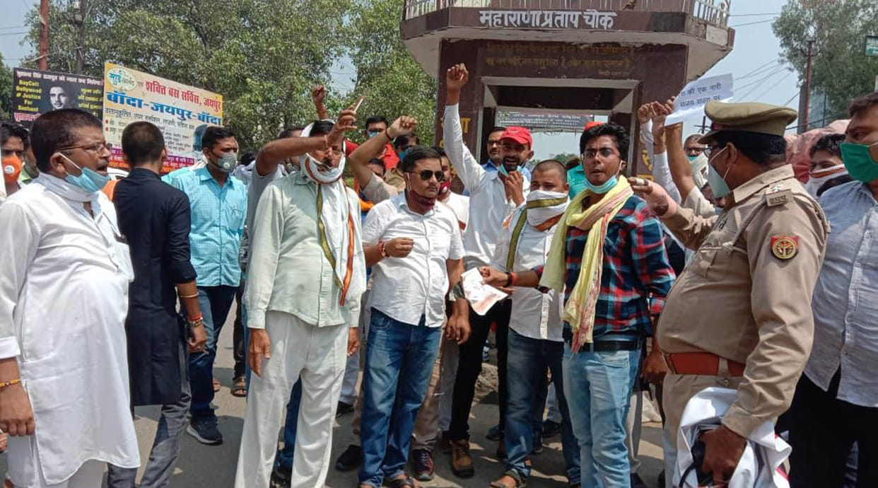 Raut's effigy burnt in Kangna's plea