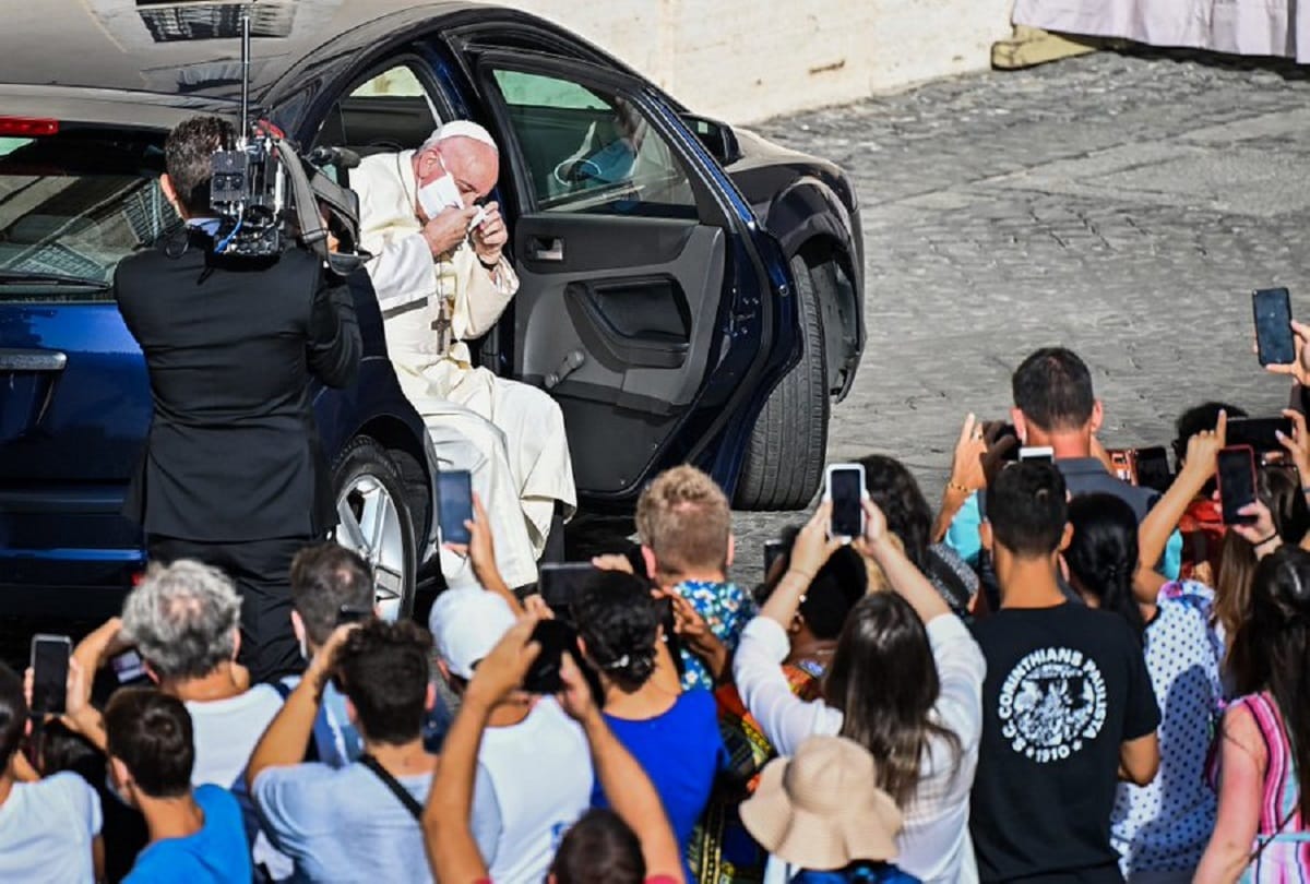 Pope Francis seen to wearing mask the first time  and started weekly work after six months