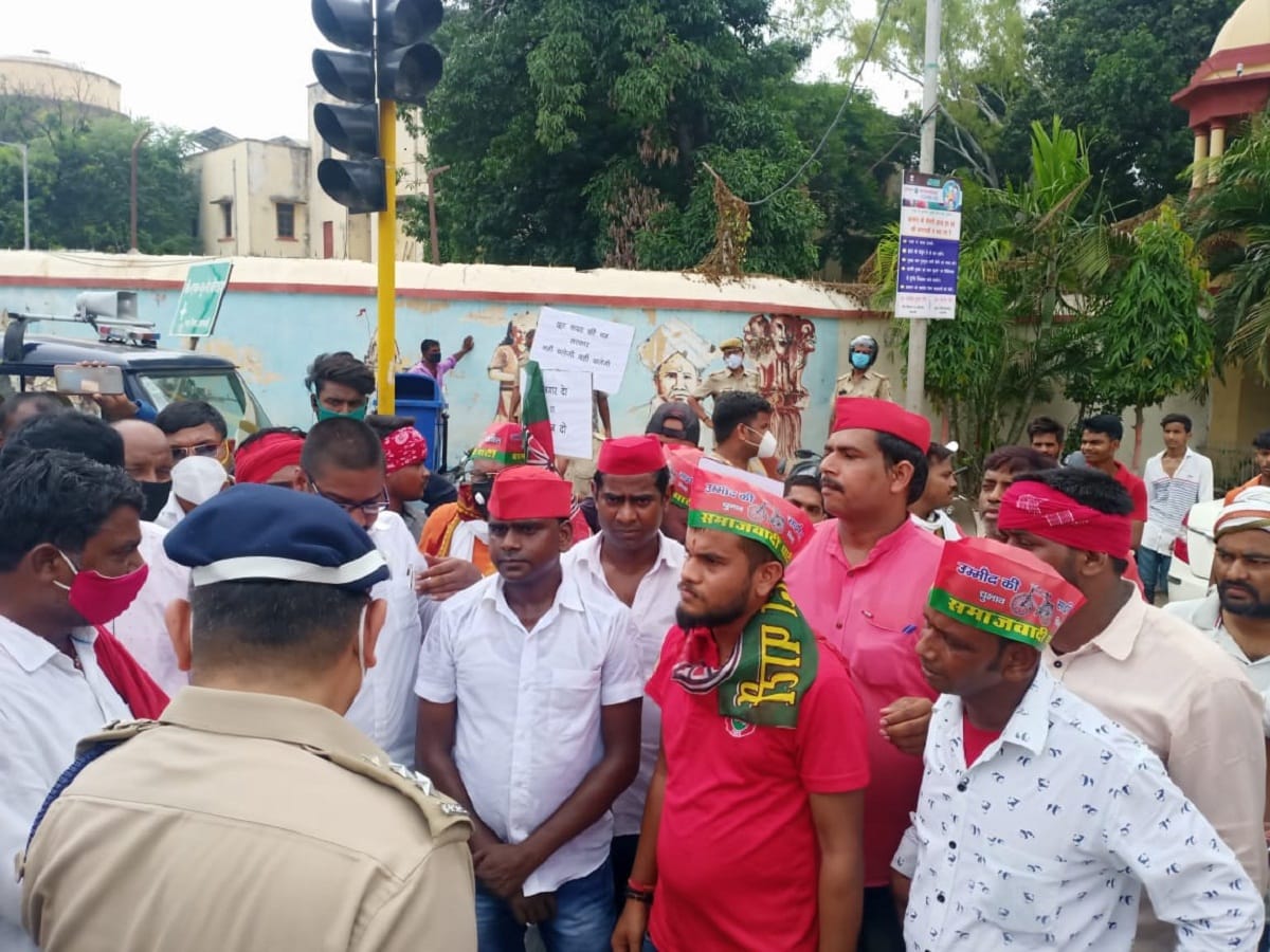 Samajwadi party workers took march over law and order and unemployment police stopped while going to PM parliamentary office in varanasi