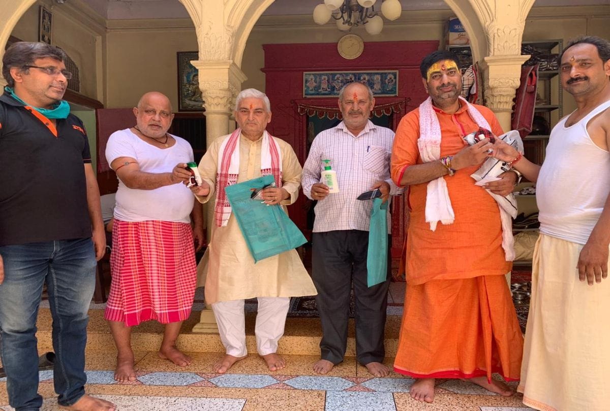 Shraddha Paksha 2020 Sanitizers and masks donated to brahmins in mathura