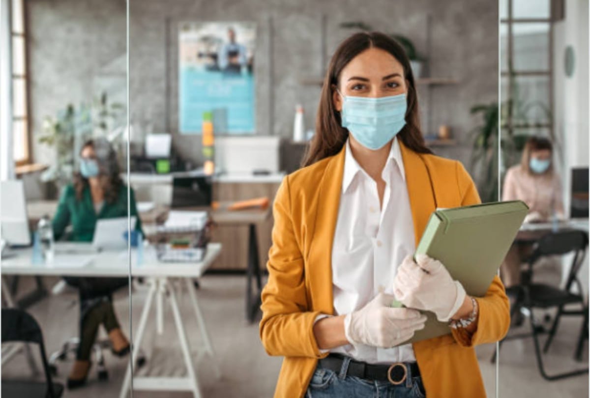 Working American women loss their jobs due to coronavirus , participation in employment declines to 33-year low