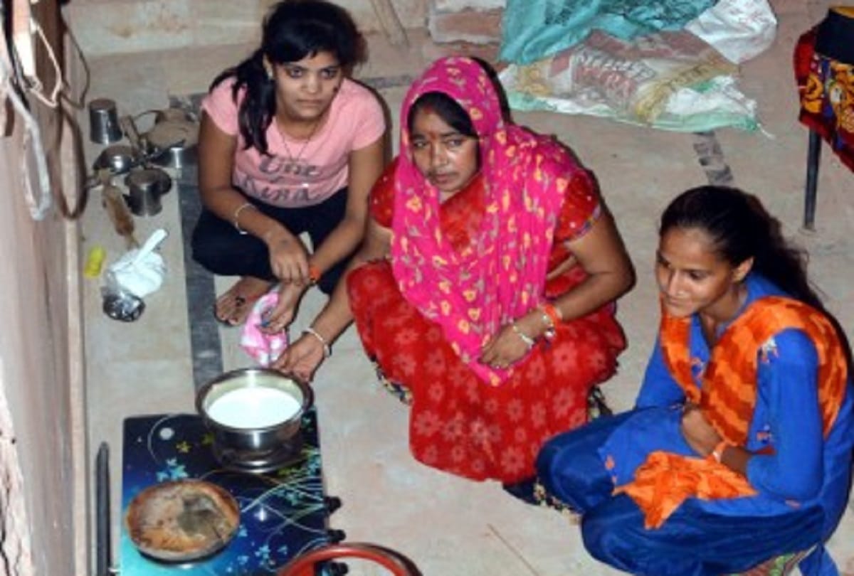 Mother and daughters sit on dharna in bullion market in aligarh 