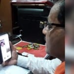रेल मंत्री से की बात करते नगर विधायक।