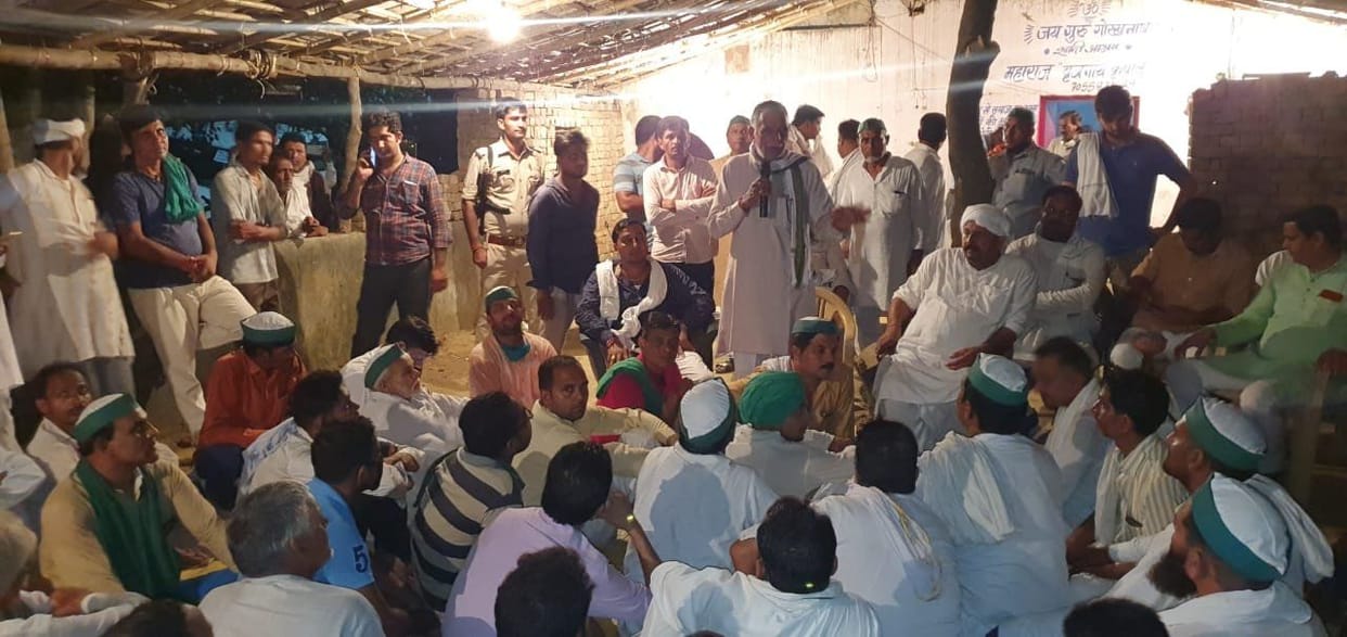 Farmers lie in front of JCB against land acquisition