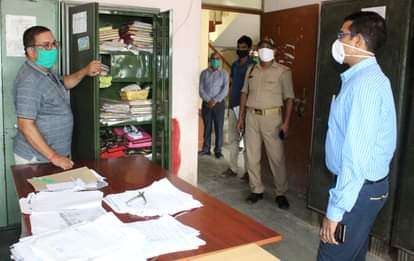 डीआईओएस कार्यालय का निरीक्षण करते डीएम राजेश कुमार।