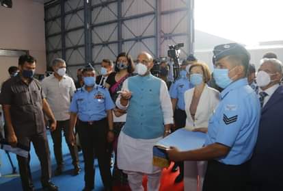 रक्षामंत्री राजनाथ सिंह, फ्रांस की रक्षामंत्री, वायुसेना प्रमुख और अन्य।