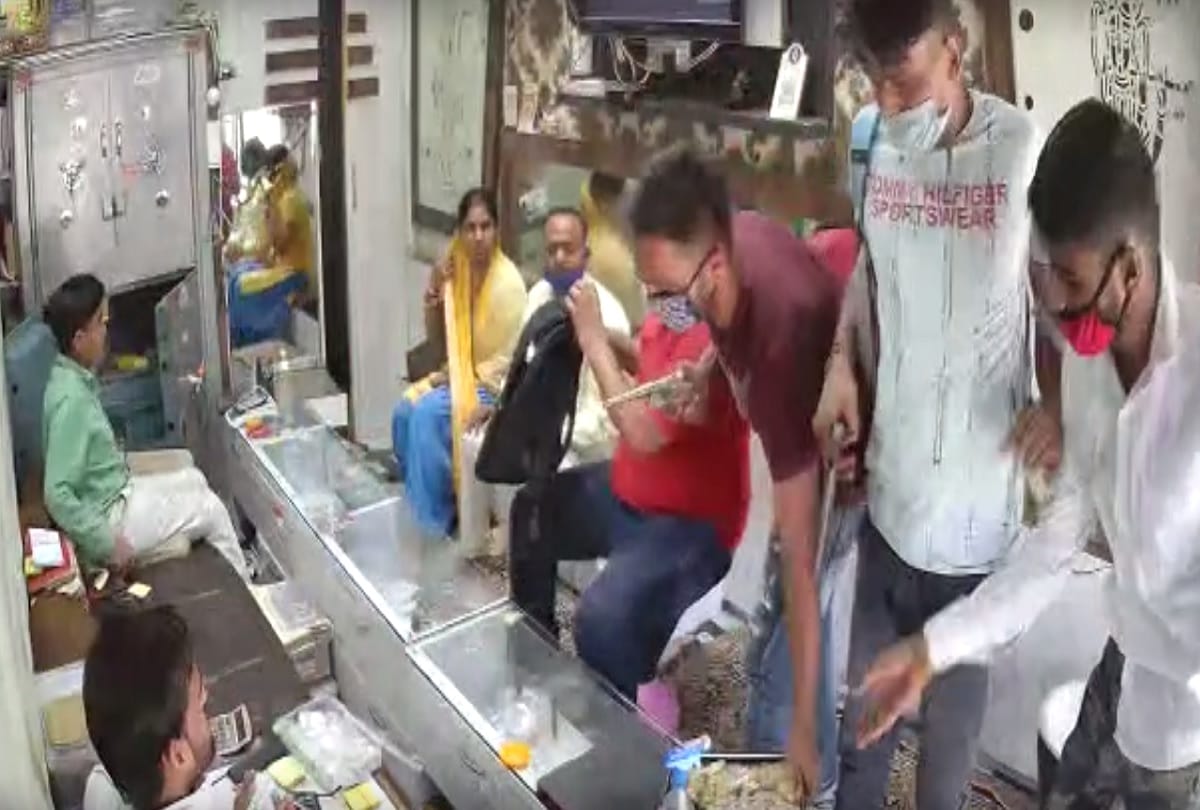 In Aligarh miscreants looted jewelery worth 35 lakhs 50 thousand rupees in cash