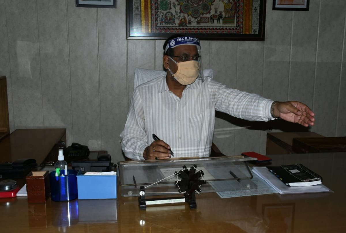 ghaziabad dm ajay shankar pandey corona positive he is hospitalized