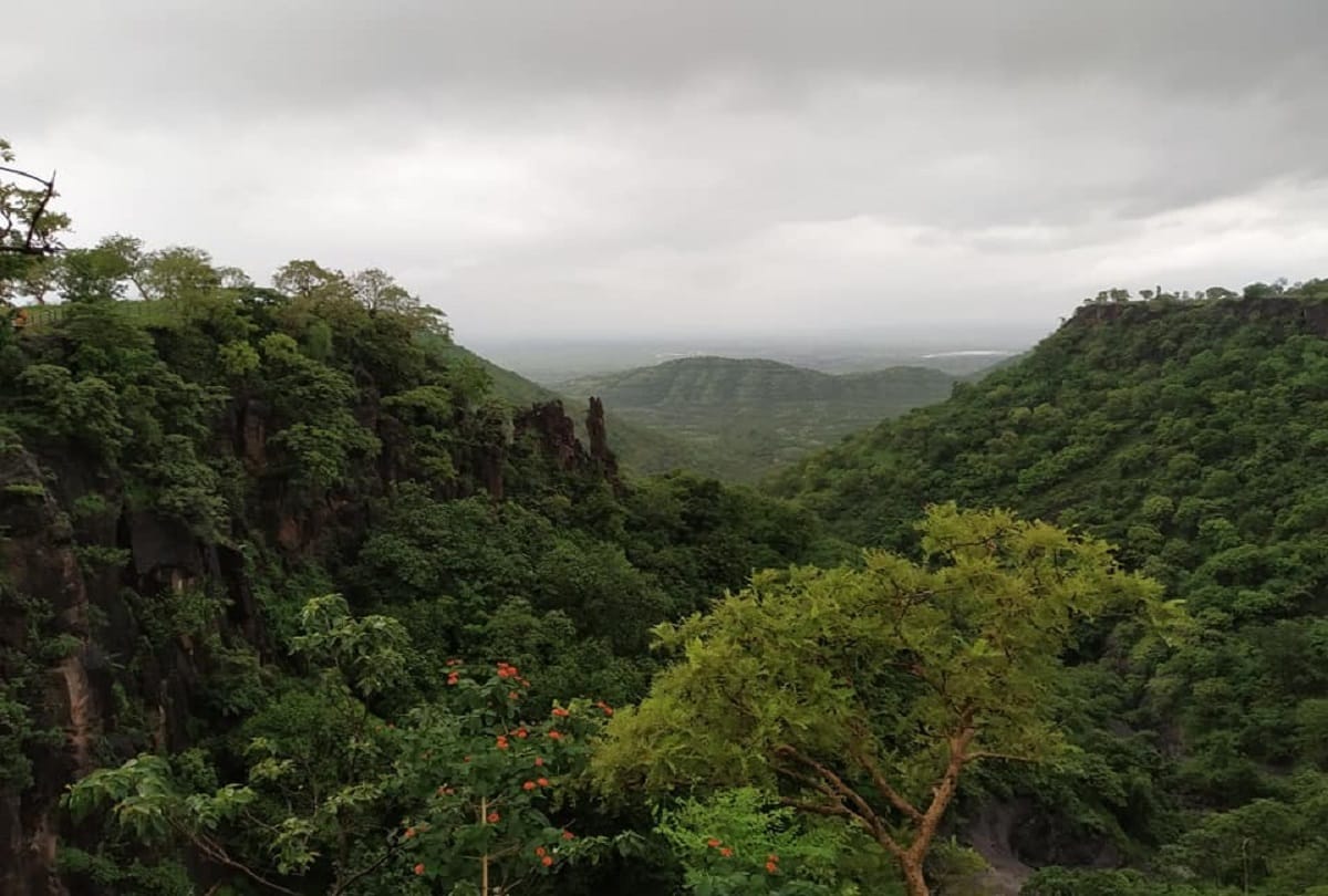 Beautiful places in India want to enjoy wildlife with natural scenery then visit Gautala Sanctuary in Maharashtra