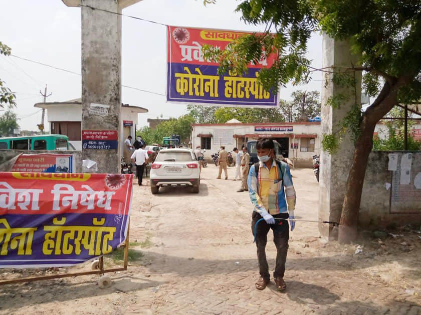 साढ़ थाने को सैनिटाइज करता कर्मचारी।