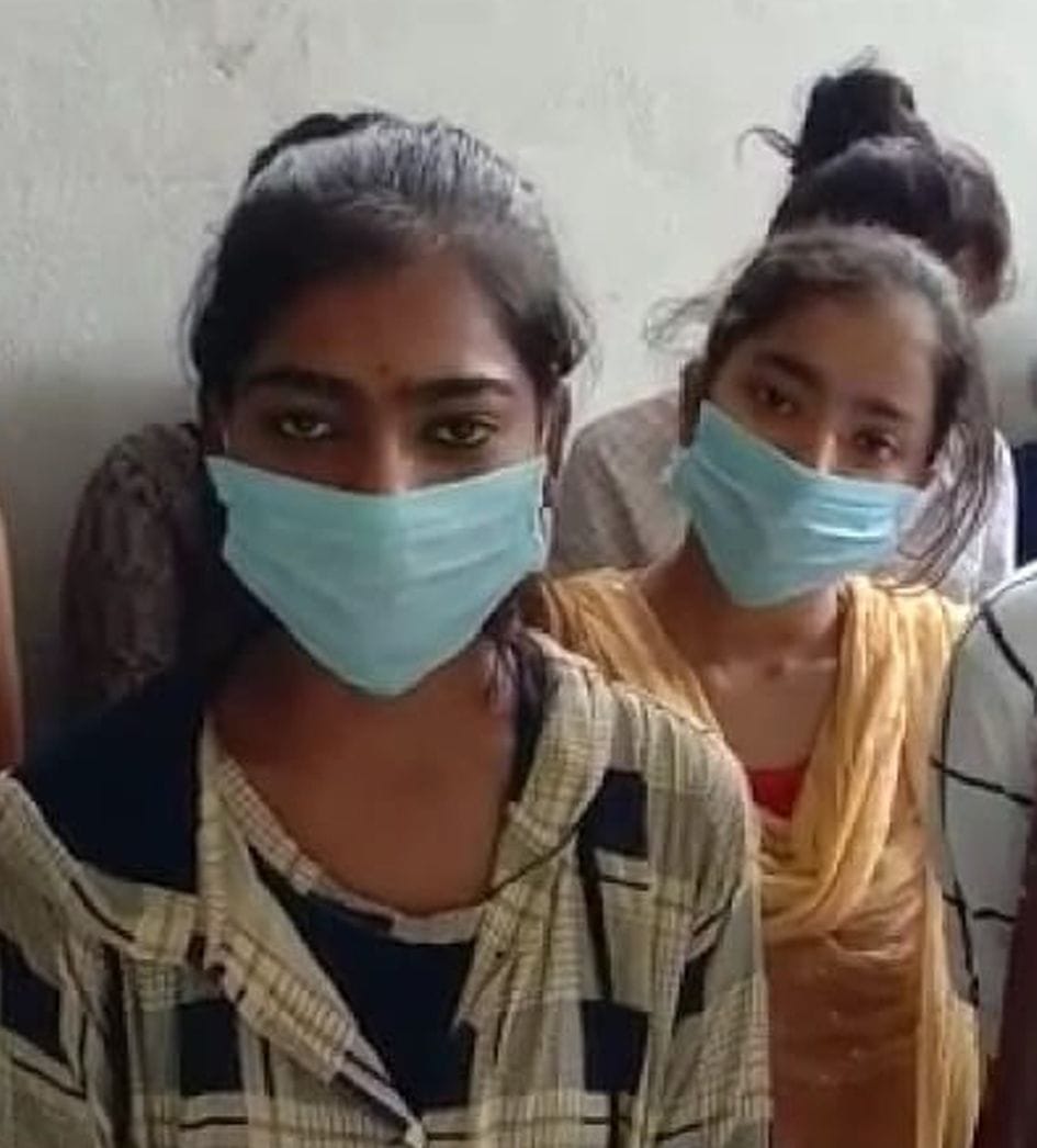 chhaatraen boleen, nakal karaane ko maange paanch hajaar rupaye