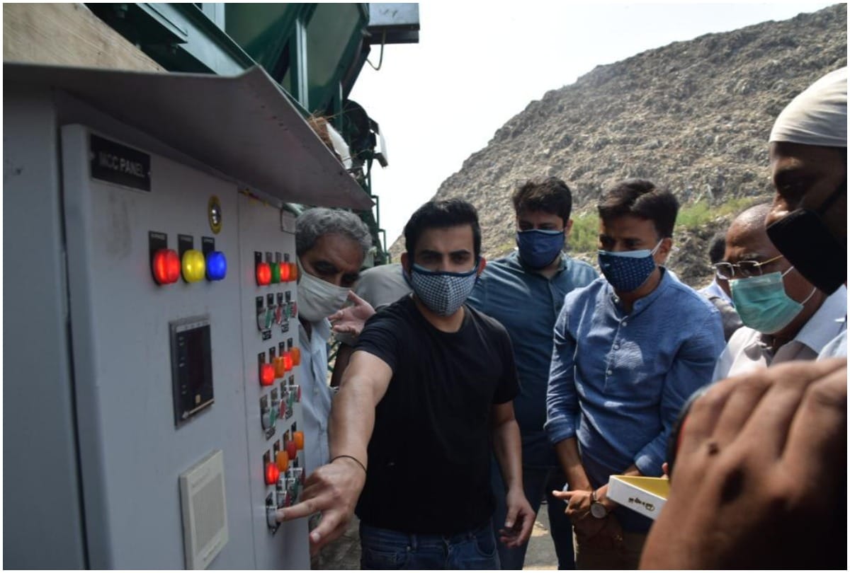 Delhi bjp mp gautam gambhir inaugurated four new Trommel machines to process garbage at Ghazipur landfill site