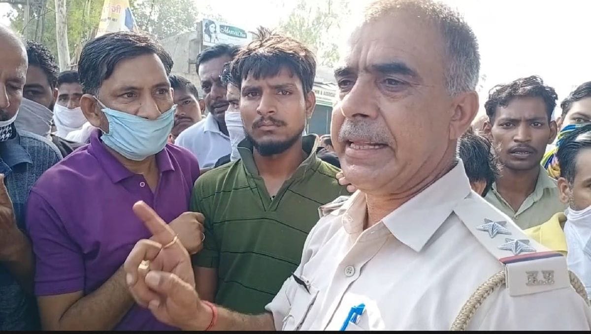 Traders shut down market for one and a half hours in protest against shooting shopkeeper in Safidon